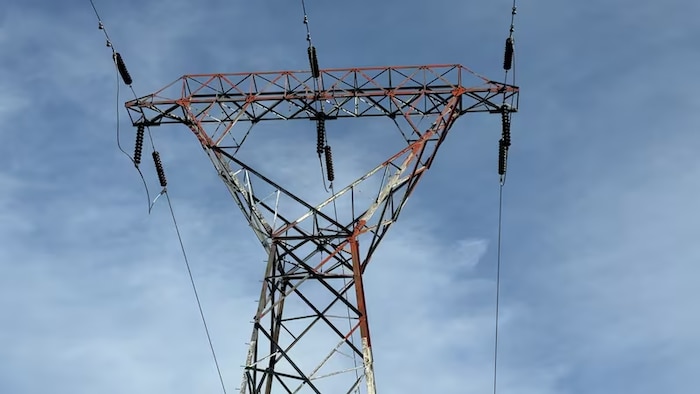 Un pylône de lignes électriques.
