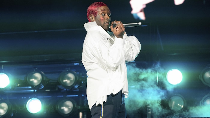 Lil Uzi Vert avec un micro sur une scène.