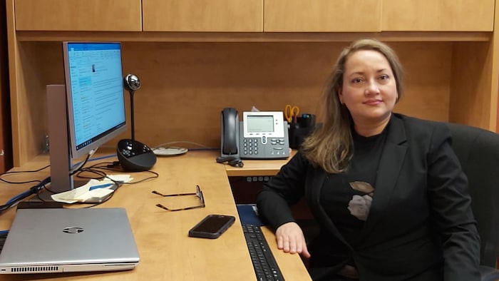 La docteure Romero assise à son bureau. 