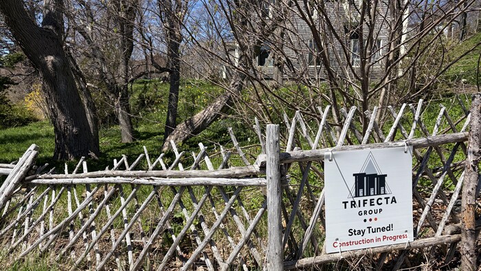 Le terrain entourant la maison patrimoniale connue sous le nom de Limeville, située au 34 Battery Road.