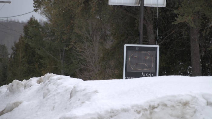Un radar pédagogique affiche un visage déçu.