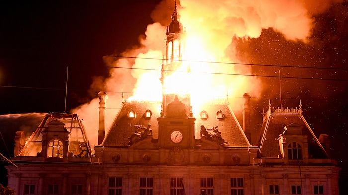 L'hôtel de ville de Limoges en feu