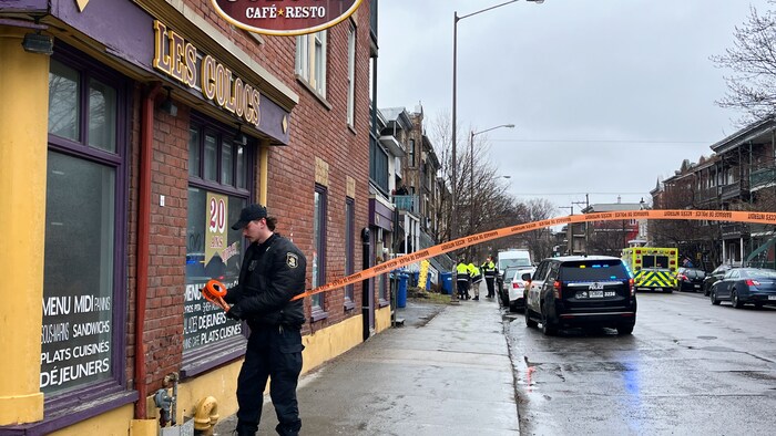 Un policier dans une rue.