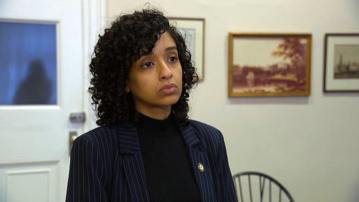 Une femme devant la caméra.