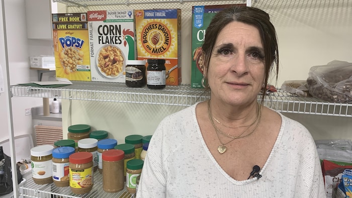 Linda Gaudet devant les boîtes de céréales restantes.