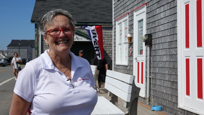 Linda Lebel, propriétaire de la Chocolaterie Eaux Îles, devant son commerce.