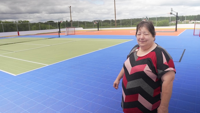 Une femme devant un complexe multisport.