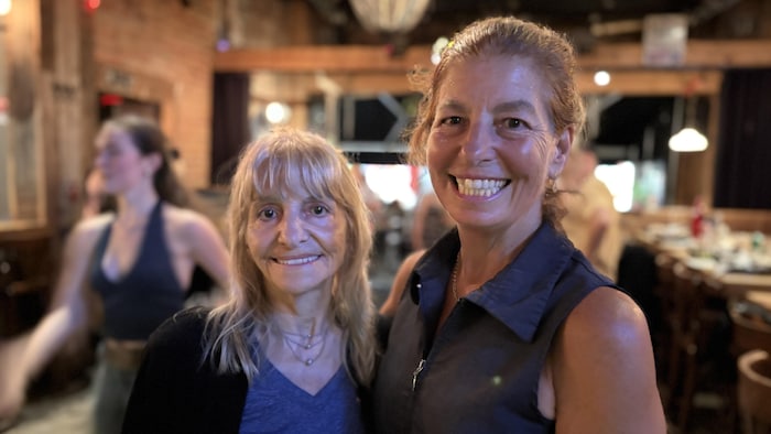 Portrait de Linda et Lise Dumont, au restaurant Jack Saloon de Trois-Rivières.