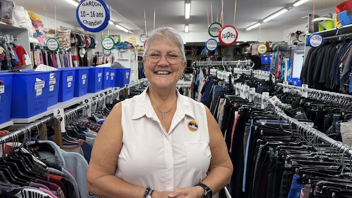 Linda Noël est entourée de vêtement au comptoir familial de Matagami.