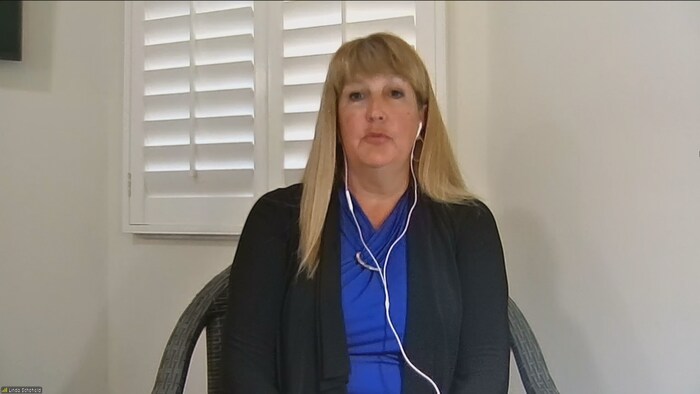 Linda Schofield en entrevue.