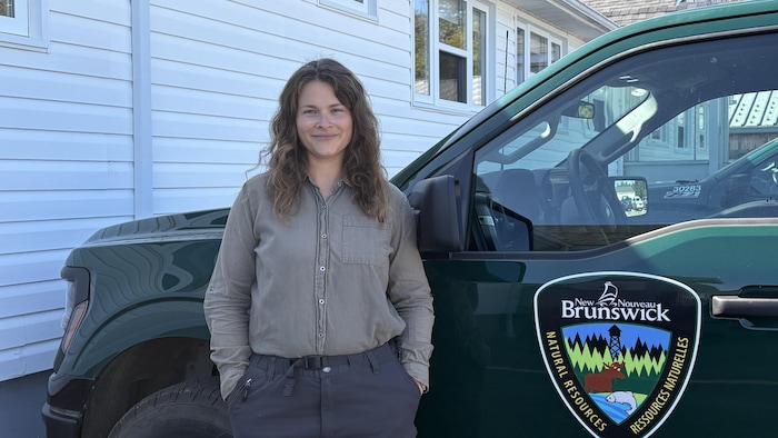 Lindsay Gauvin devant une camionnette du ministère.