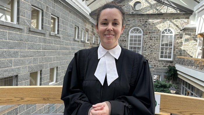 Une avocate dans un Palais de justice.
