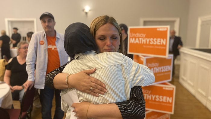 Lindsay Mathyssen embrasse une sympathisante.