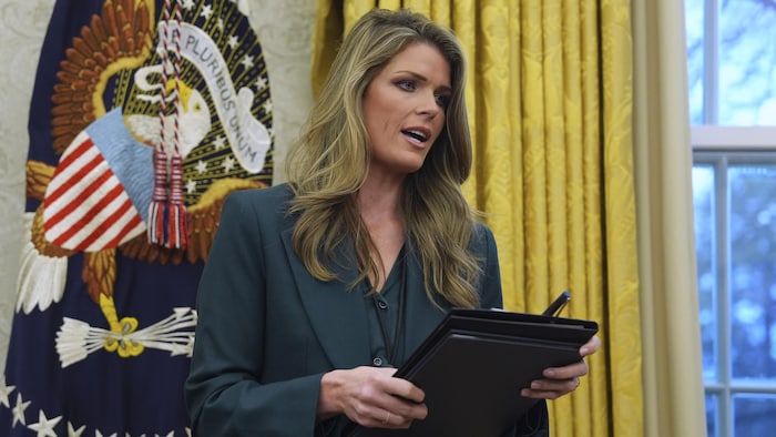 Lindsey Halligan, qui tient des documents et un stylo, parle dans le bureau ovale.