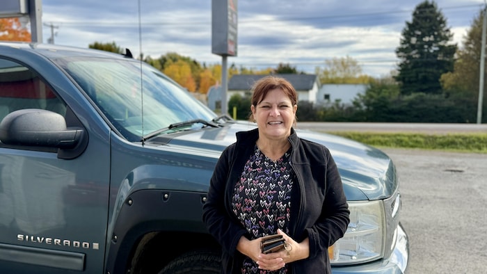 Portrait de Line Bergeron devant son camion.
