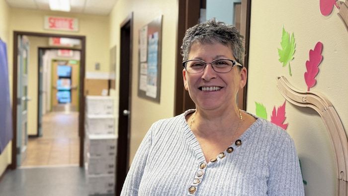Line Chiasson sourit à la caméra dans le couloir du CPE Nid d'hirondelle.