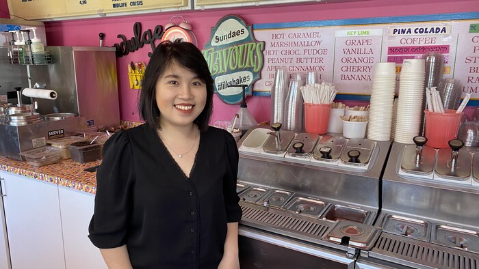 Linh Le dans son restaurant de crème glacée.