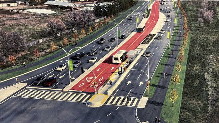 Vue aérienne d'une route avec des voitures et des autobus qui circulent.