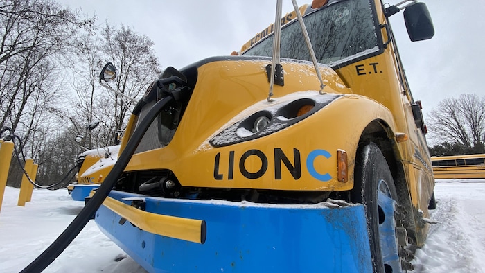 Le devant d'un autobus Lion Électrique.