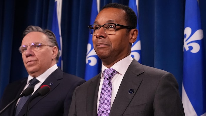 Lionel Carmant a les larmes aux yeux en compagnie du premier ministre François Legault.