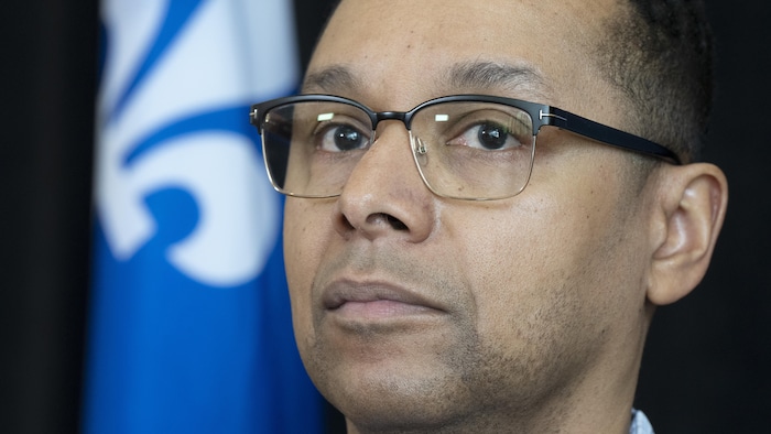 Lionel Carmant en conférence de presse.
