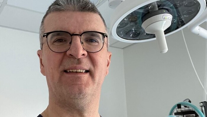 Lionel Leroy dans la clinique vétérinaire où il travaille.