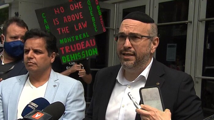 Lionel Perez s'adresse aux journalistes.