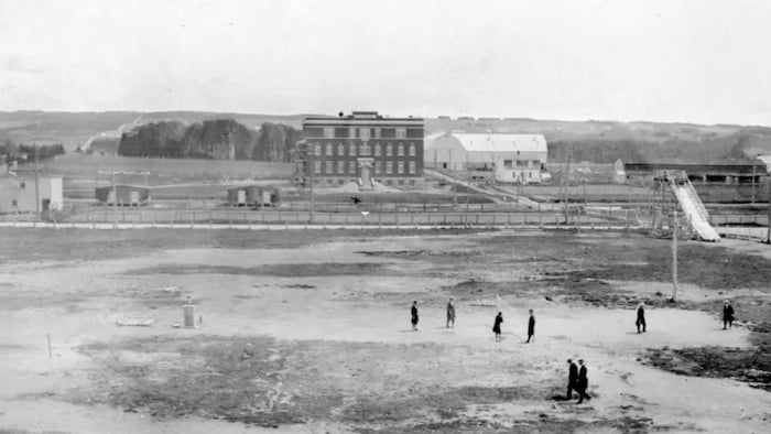 L'ancienne école d'agriculture, entourée de champs.
