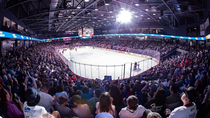 Le Colisée Vidéotron rempli de partisans.