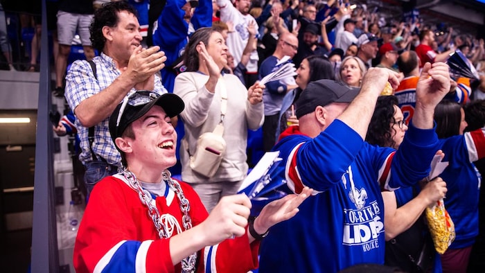 Des partisans encouragent leur équipe.