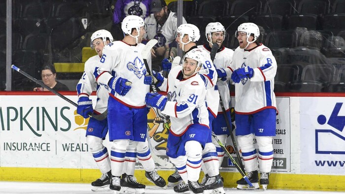 Des joueurs des Lions de Trois-Rivières célèbrent sur la patinoire.