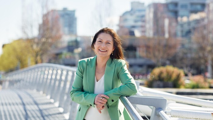 Lisa Dominato, en ville, devant des immeubles.