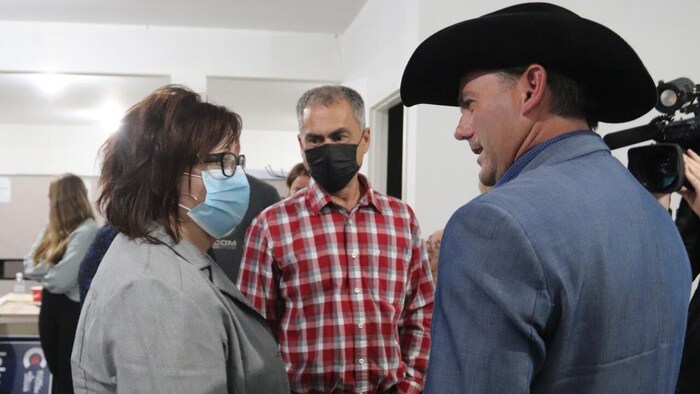 Une photo de Lisa Harris et Jake Stewart de dos.