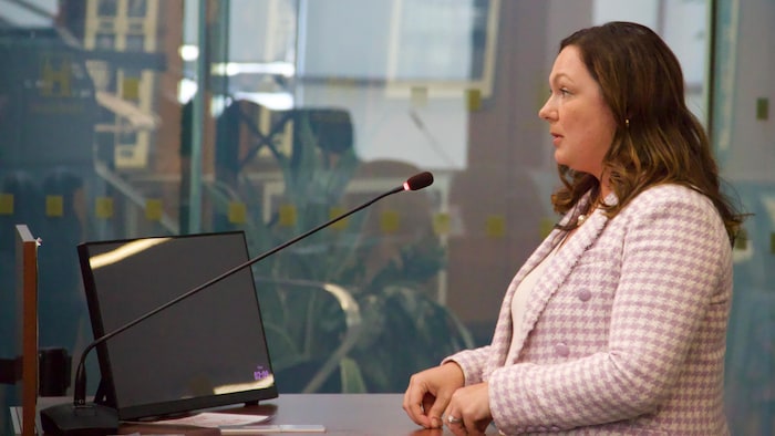 Lisa Kearns parlant à un micro.