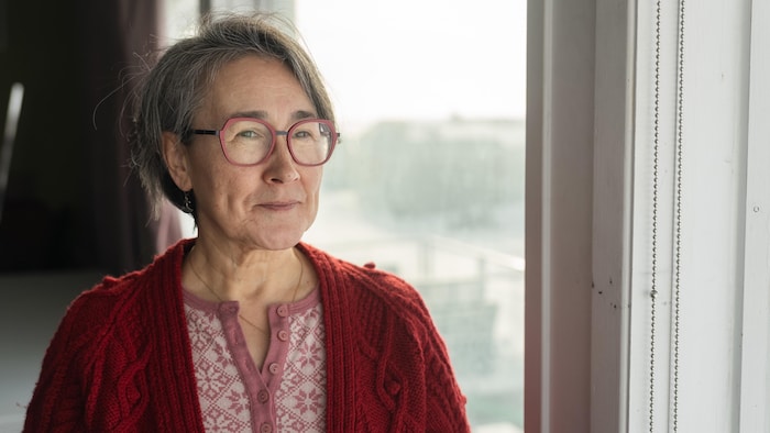 Portrait de Lisa Koperqualuk près d'une fenêtre.