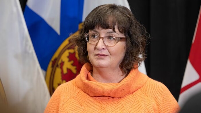 Un portrait de Lisa Lachance, qui parle aux journalistes.
