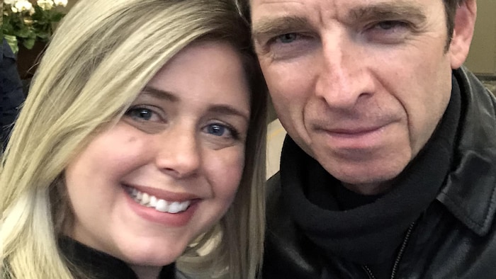 Lisa Mark en photo avec Liam Gallagher.