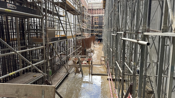 Des infrastructures de métal. 