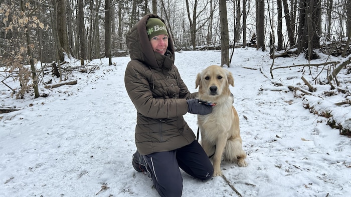 Les deux prennent la intermission dans le sentier.