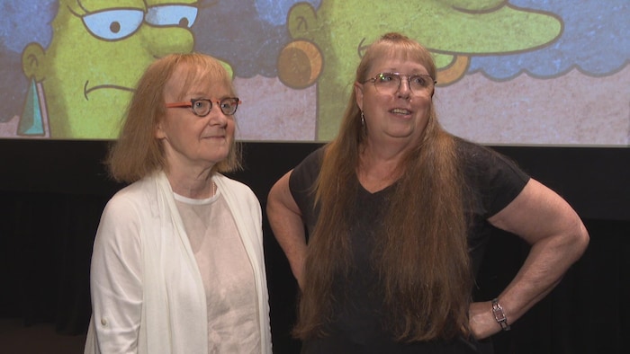 Les deux femmes s'expriment devant un écran géant.