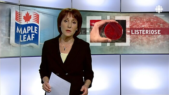 La présentatrice Julie Drolet devant une infographie de la listériose avec le logo de Maple Leaf.