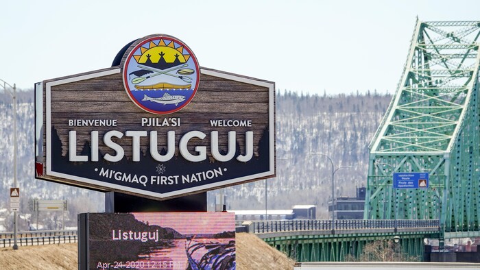La pancarte de Listuguj et le pont interprovincial derrière.