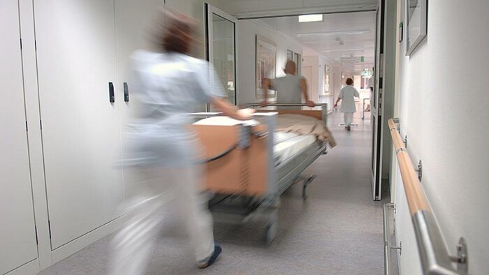 Des infirmières passent dans un couloir d'hôpital .