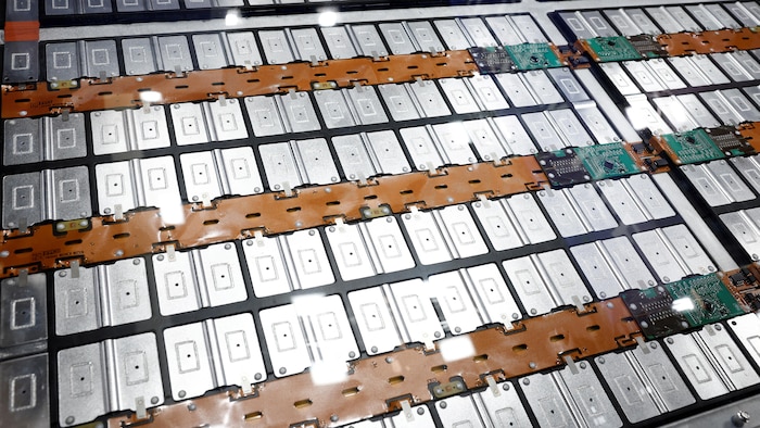 Un plan rapproché d'une batterie lithium-ion.