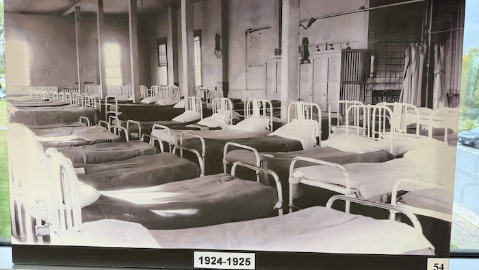 Photo d'archives des lits dans l’ancien pensionnat pour Autochtones de Spanish.
