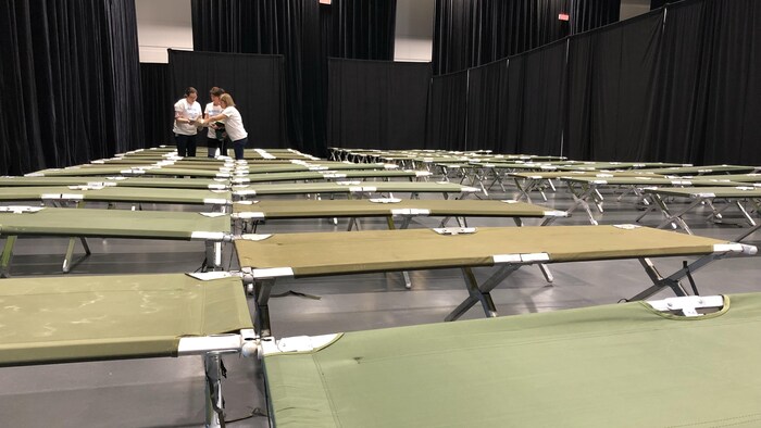 Environ 2500 lits pliants ont été installés dans trois salles du Centre des congrès transformées en dortoirs pour la durée des jeux