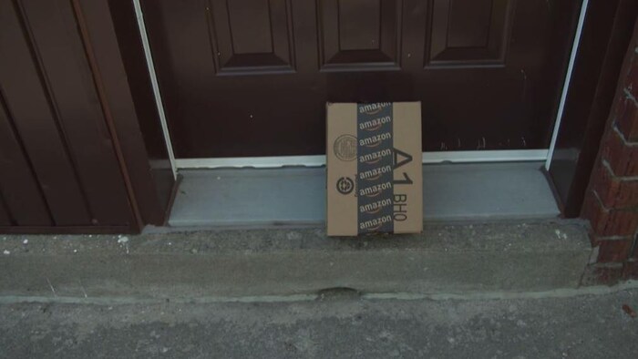 Un paquet déposé sur le balcon, devant la porte