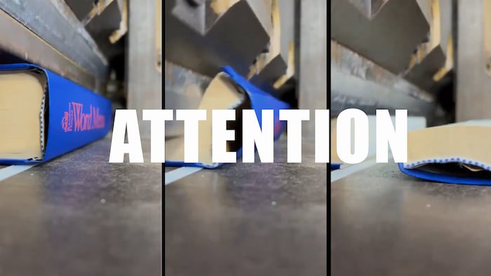 Trois captures d'écran successives d'une vidéo, montrant le dos d'un livre en train d'être tranché par une presse hydraulique. Le mot ATTENTION est superposé sur l'image.