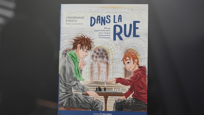 La couverture du livre « Dans la rue » présentant un dessin de deux jeunes jouant aux échecs devant l'église Saint-Roch.