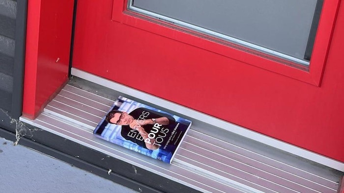Un livre sur le pas d'une porte.